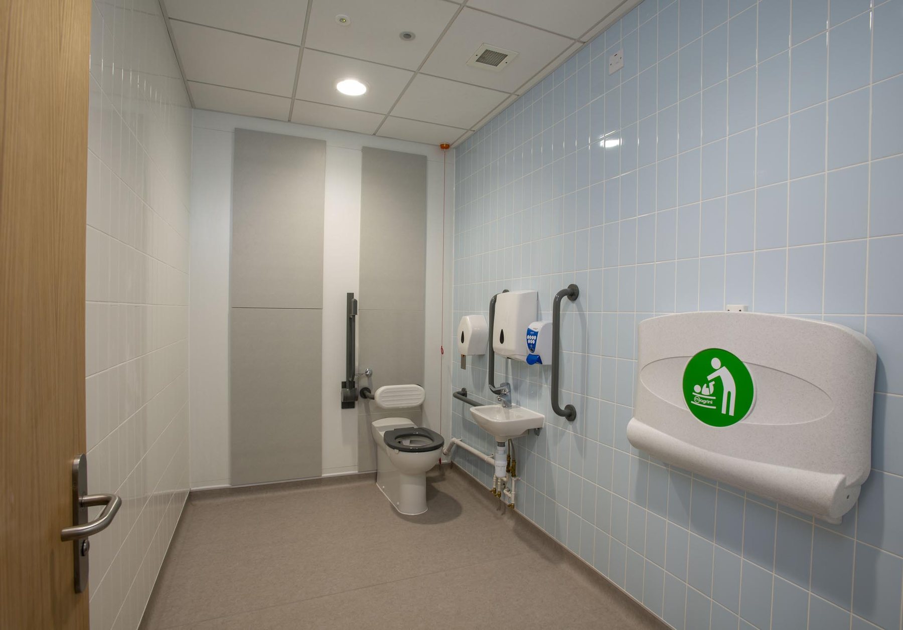 An accessible WC compartment with IPS duct panelling